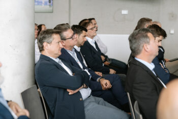 Menschen im Publikum schauen zur Bühne